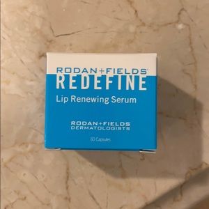 Lip renewing serum
